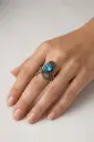 خاتم بتصميم ثعبان مزخرف، يتوسطه فص أزرق دائري.