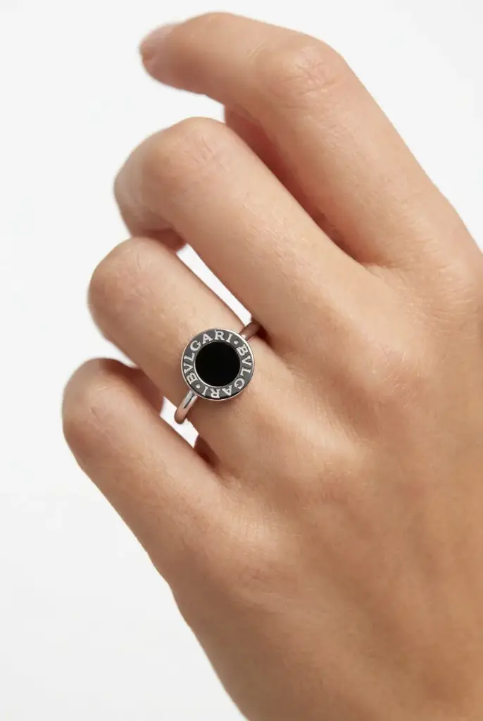 خاتم بتصميم BVLGARI، من الفضة عيار 925 بفص أسود دائري.